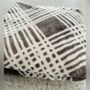 Hallmark plush plaid throw